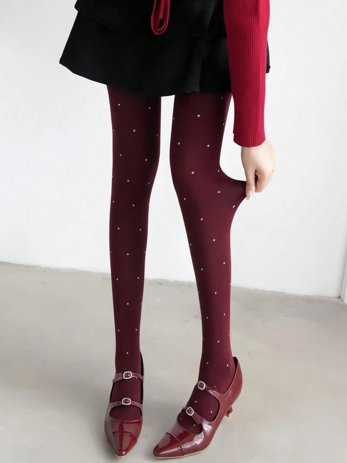 1 piece of polka dot wine red pantyhose with a bottom layer that doesn't fall off and keeps warm. Thick bottom socks
1 piece of polka dot wine red pantyhose with a bottom layer that doesn't fall off and keeps warm. Thick bottom socks