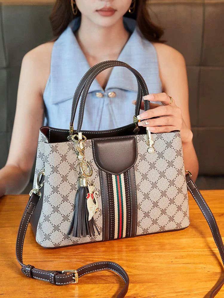Crossbody Shoulder Handbag Large Capacity Light Luxury Fashion All-Match Niche Commuter Bucket women's Bag
Crossbody Shoulder Handbag Large Capacity Light Luxury Fashion All-Match Niche Commuter Bucket women's Bag