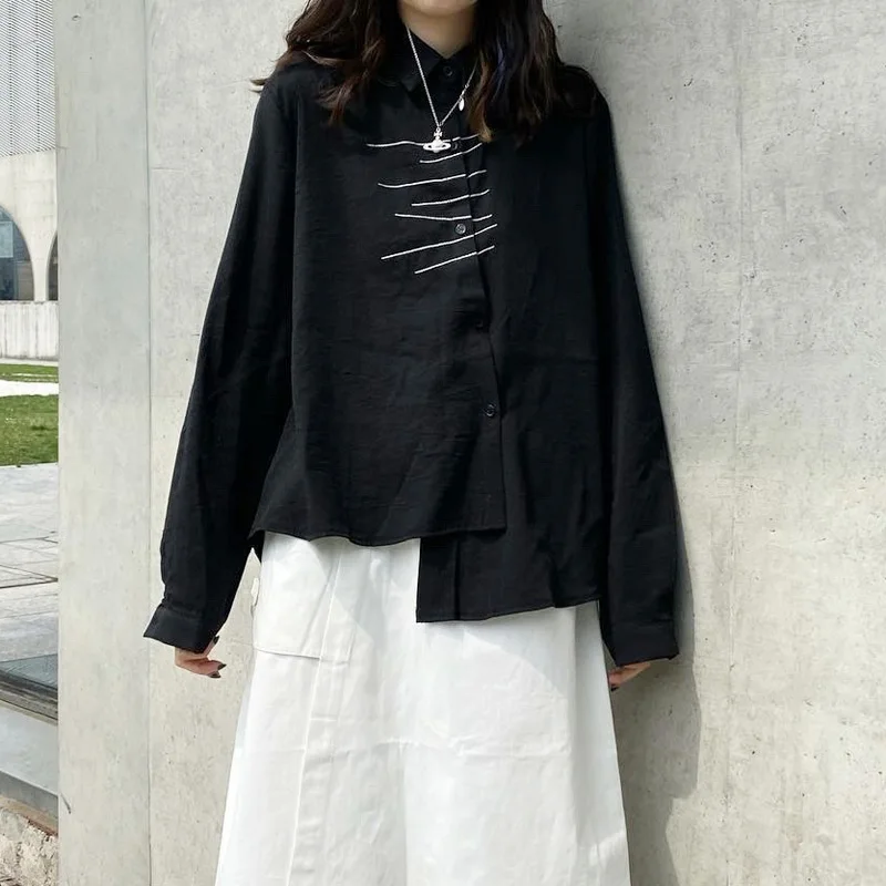 Рубашка Yohji Yamamoto в темном стиле с асимметричным подолом, в полоску, с цветовыми блоками, из чистого хлопка, для повседневной носки, с длинными рукавами.
Рубашка Yohji Yamamoto в темном стиле с асимметричным подолом, в полоску, с цветовыми блоками, из чистого хлопка, для повседневной носки, с длинными рукавами.