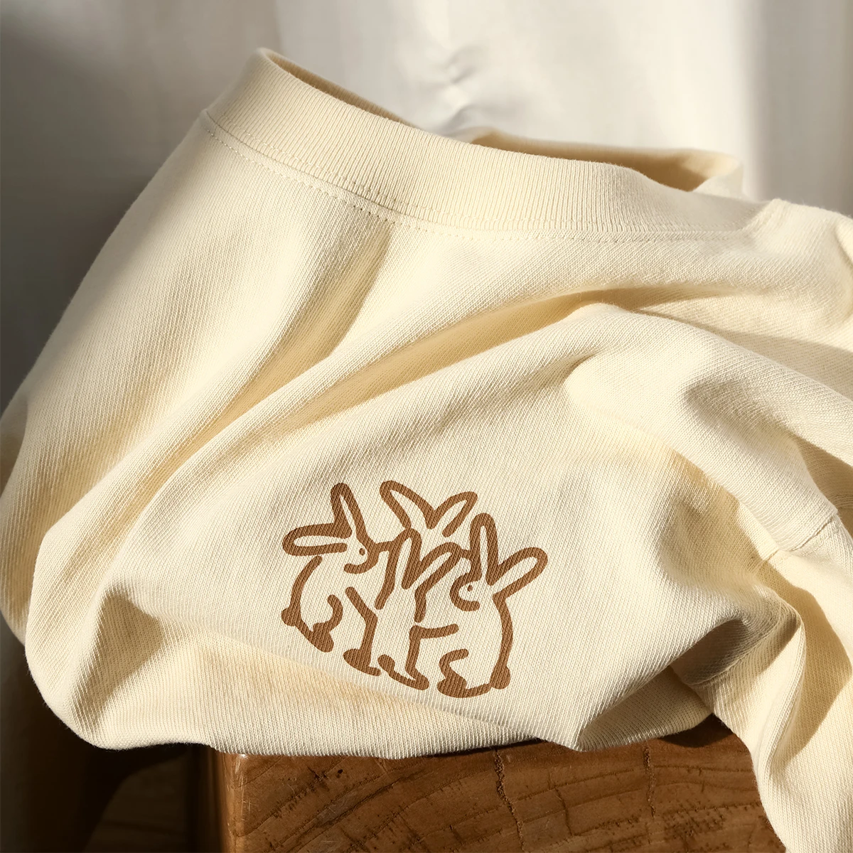 Футболка-свитшот в стиле ретро с принтом американского кролика, из чистого хлопка, молодежная, летняя, повседневная, свободного кроя, с круглым вырезом
Футболка-свитшот в стиле ретро с принтом американского кролика, из чистого хлопка, молодежная, летняя, повседневная, свободного кроя, с круглым вырезом