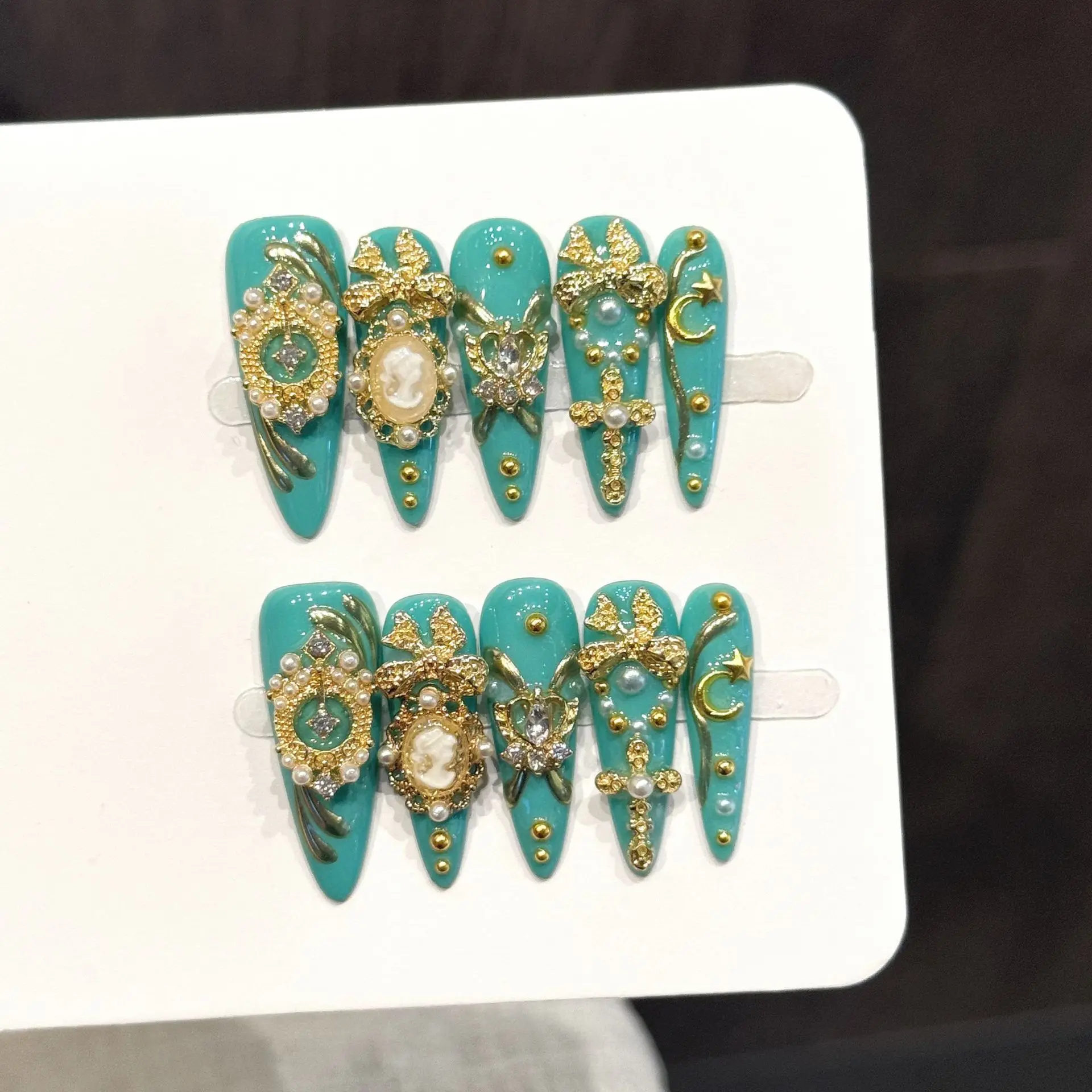 10pcs Pure Hand Pressed Stiletto Nail Art,Nice Fake Nails,Retro Peacock Blue Gold Ornaments Full Of Diamonds,Suitable For Women
10pcs Pure Hand Pressed Stiletto Nail Art,Nice Fake Nails,Retro Peacock Blue Gold Ornaments Full Of Diamonds,Suitable For Women