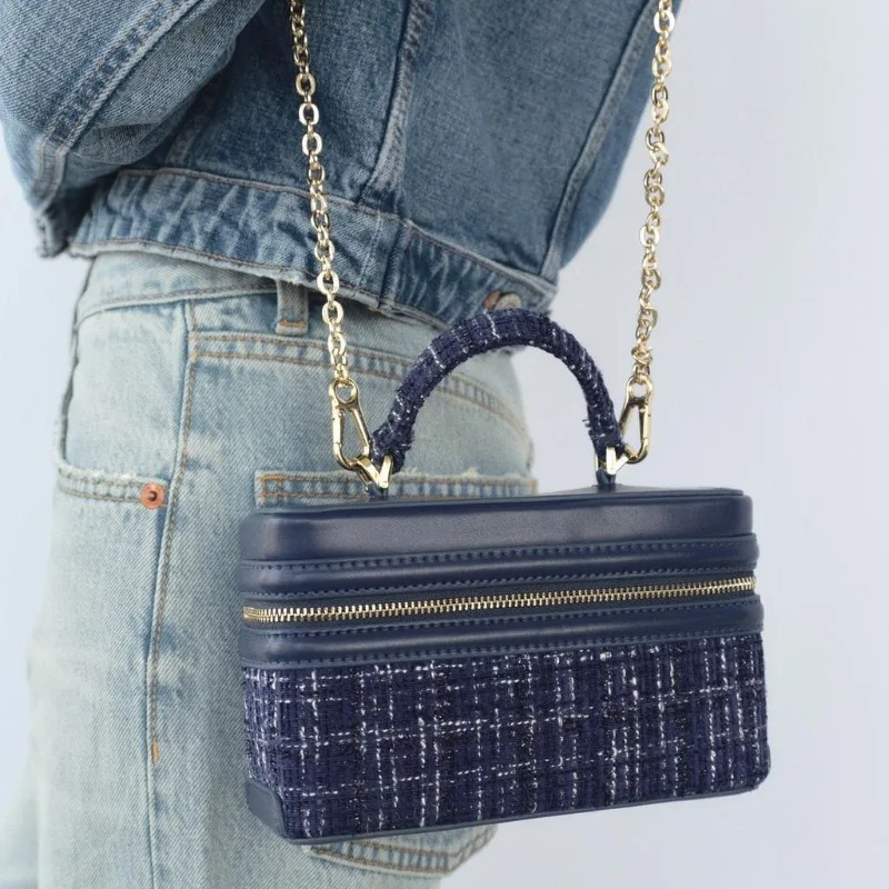 Small Square Bag for Niche Designers, Fashionable and Versatile, Hard Shoulder Crossbody Carrying Box Bag, Women's Handbag
Small Square Bag for Niche Designers, Fashionable and Versatile, Hard Shoulder Crossbody Carrying Box Bag, Women's Handbag