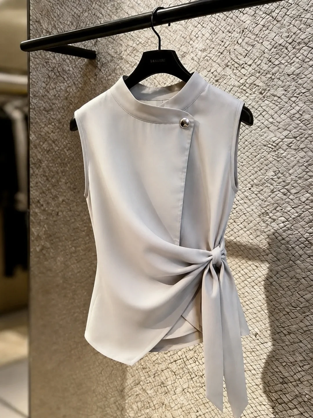 Elegant Waist-Cinching Sleeveless Tie Design Top Summer Slimming Commute Versatile Vest Intellectual Style Fashion plus Size
Elegant Waist-Cinching Sleeveless Tie Design Top Summer Slimming Commute Versatile Vest Intellectual Style Fashion plus Size