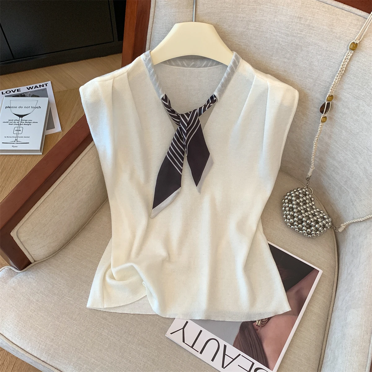 Sleeveless Women Knitted Pullover Retro Hong Kong Style Red V-neck Ribbon Tie Up Summer Autumn Fashion Versatile Camback Top
Sleeveless Women Knitted Pullover Retro Hong Kong Style Red V-neck Ribbon Tie Up Summer Autumn Fashion Versatile Camback Top