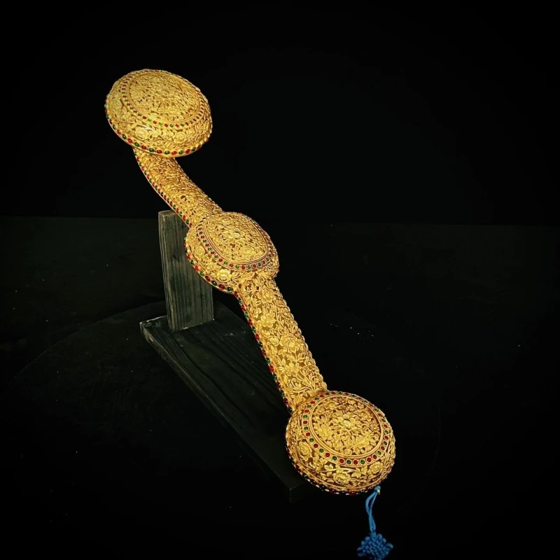 High relief hollow gilt Ruyi collectible ornament antique entrance ornament 
High relief hollow gilt Ruyi collectible ornament antique entrance ornament