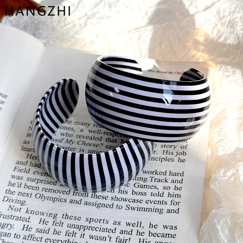 HUANZHI Retro Black White Striped Geometric Wide Thick Resin C Shape Open Bangle Bracelet For Women Suitable Holiday Wear
HUANZHI Retro Black White Striped Geometric Wide Thick Resin C Shape Open Bangle Bracelet For Women Suitable Holiday Wear