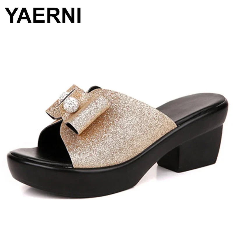 2025 Summer Mother Shoes New Fashion Mother Leather Slippers Casual Middle-aged Non-slip Sandals Bowtie Diamond Shoes For Women
2025 Summer Mother Shoes New Fashion Mother Leather Slippers Casual Middle-aged Non-slip Sandals Bowtie Diamond Shoes For Women