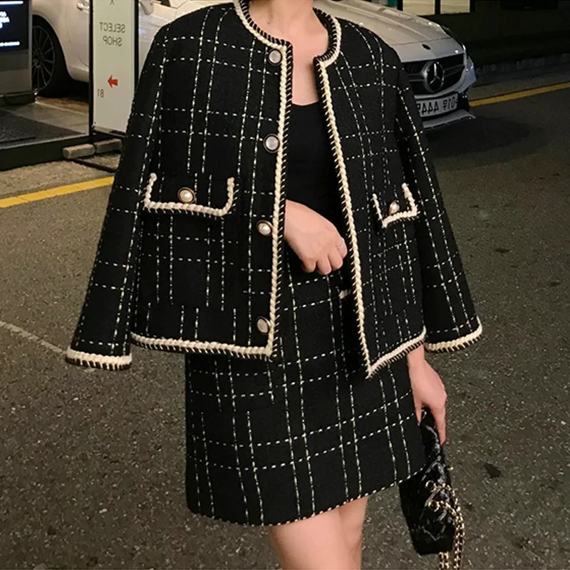 Plaid Set Of Women's 2026 Spring New Coarse Woolen Skirt Two-Piece Woolen Coat And Skirt Suits Black Short Jacket Autumn Outfit
Plaid Set Of Women's 2026 Spring New Coarse Woolen Skirt Two-Piece Woolen Coat And Skirt Suits Black Short Jacket Autumn Outfit