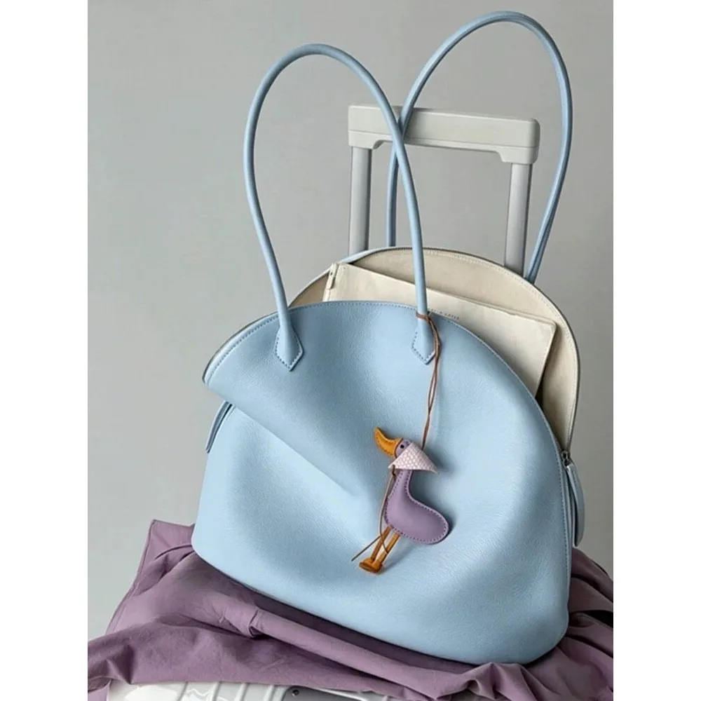 Light Blue 2026 New Shell Bag New Classic Shoulder Portable High-end Tote Texture Unique Fashion Simple Casual Daily Summer
Light Blue 2026 New Shell Bag New Classic Shoulder Portable High-end Tote Texture Unique Fashion Simple Casual Daily Summer