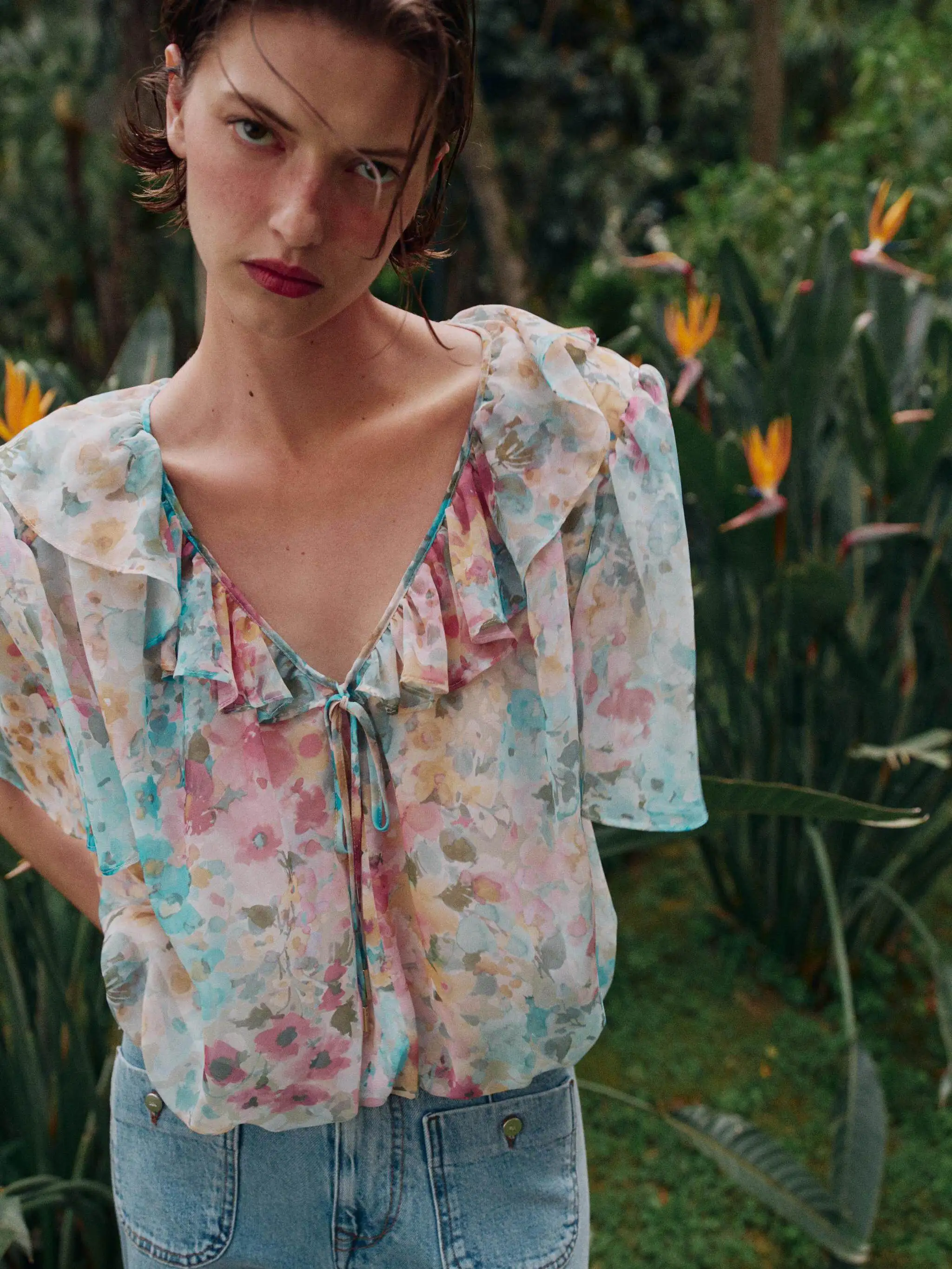 Romantic Short Sleeve V-Neck Floral Print Layered Decorated Shirt New Arrival Women's Fashion Summer 2026 Ethnic Stage Costume
Romantic Short Sleeve V-Neck Floral Print Layered Decorated Shirt New Arrival Women's Fashion Summer 2026 Ethnic Stage Costume