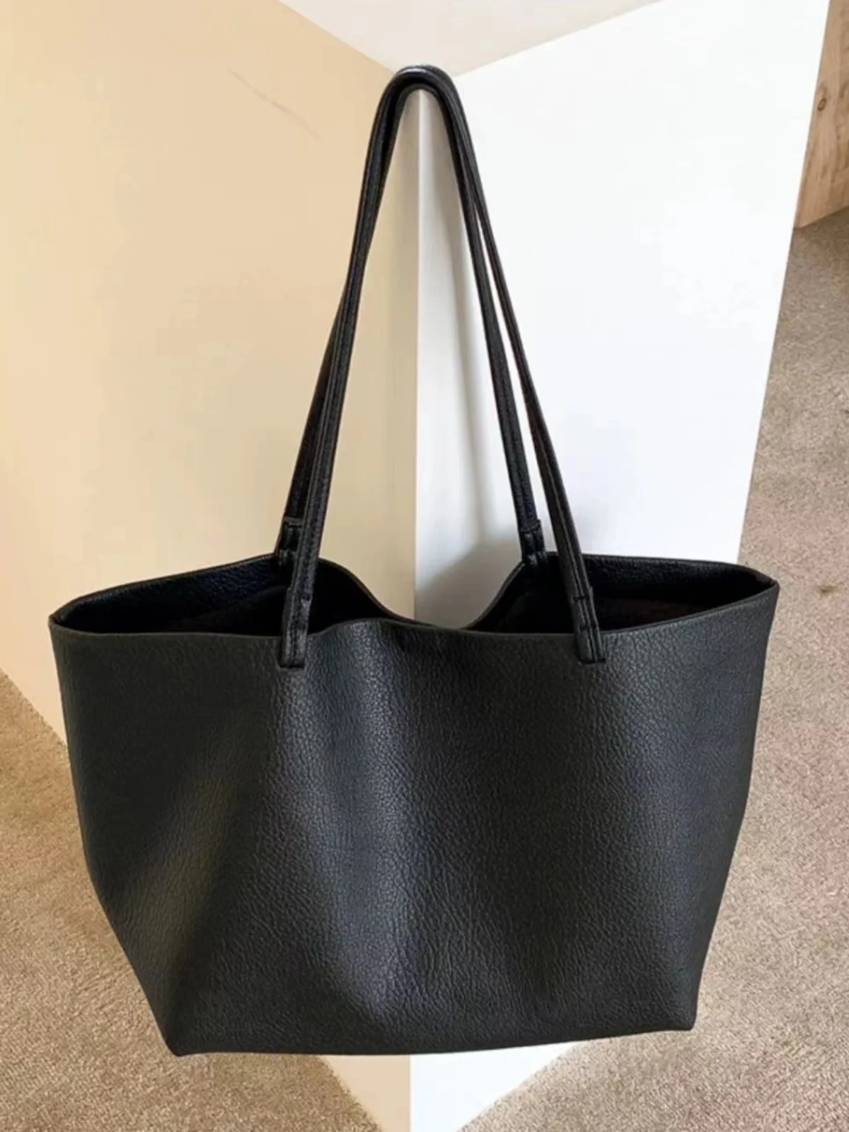 Hong Kong Fonck Large Capacity Casual Fashion Leather Tote Bag Women's Shoulder Bag Commuter Soft Bread Bag Trendy
Hong Kong Fonck Large Capacity Casual Fashion Leather Tote Bag Women's Shoulder Bag Commuter Soft Bread Bag Trendy