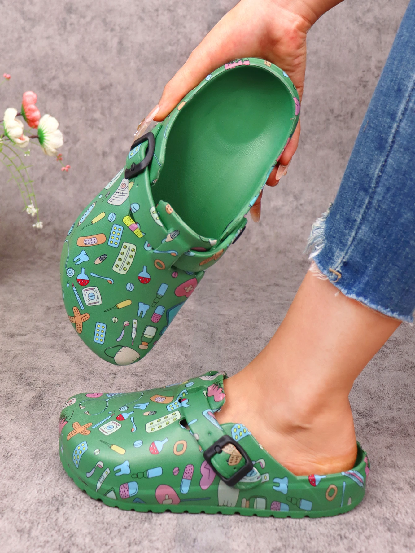 Women's Fashionable Cartoon Print Clogs, Summer Non-Slip Work Shoes, Lightweight Flat Soft Sole Adjustable Buckle Closed Toe Suitable for Beach Garden Autumn
Women's Fashionable Cartoon Print Clogs, Summer Non-Slip Work Shoes, Lightweight Flat Soft Sole Adjustable Buckle Closed Toe Suitable for Beach Garden Autumn