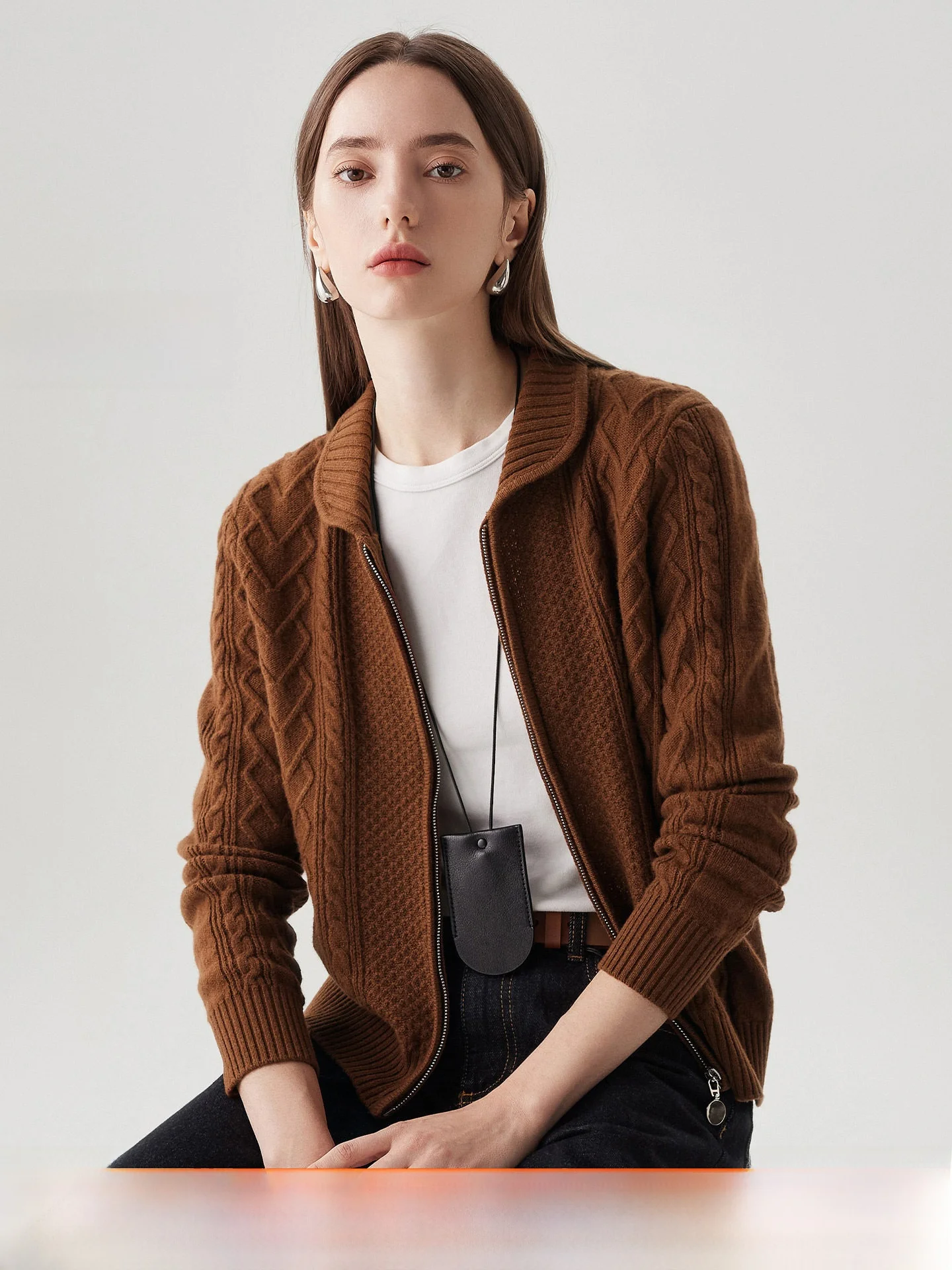 Zhaojun осень-зима Thiened 00 шерстяной вязаный кардиган женский на молнии Jaet Faion витой вязки прямой повседневный кардиган
Zhaojun осень-зима Thiened 00 шерстяной вязаный кардиган женский на молнии Jaet Faion витой вязки прямой повседневный кардиган