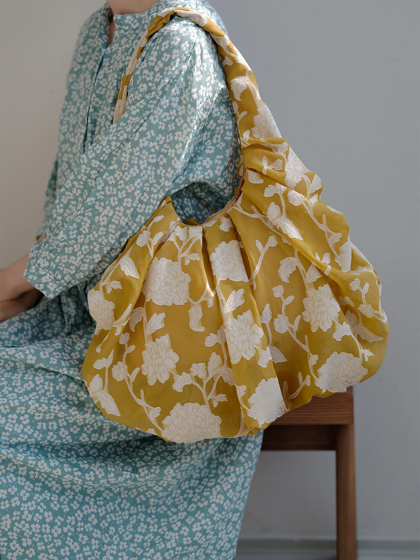 Original Design Soft Bag Floral Embroidery Commuter Bag Women's Style Spring 2026 Fashion Trend Shape Handbag
Original Design Soft Bag Floral Embroidery Commuter Bag Women's Style Spring 2026 Fashion Trend Shape Handbag