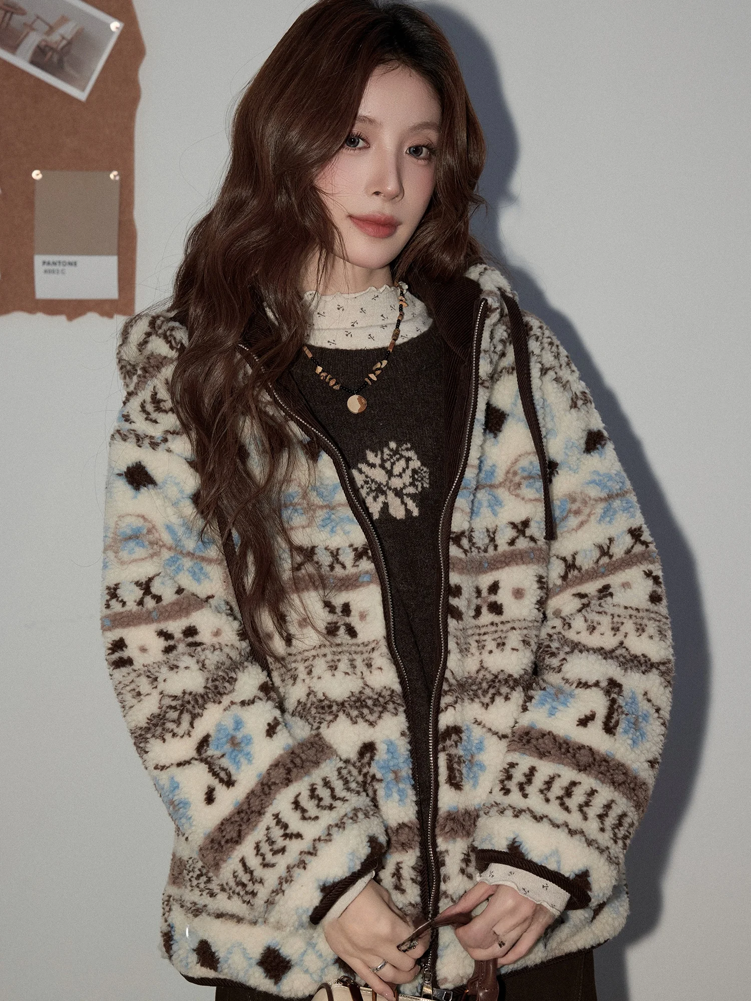 Женская утепленная хлопковая куртка свободного кроя с капюшоном и мехом ягненка Fair Isle, короткое пальто, осень-зима, новинка, стиль Xiaoke, для повседневной носки
Женская утепленная хлопковая куртка свободного кроя с капюшоном и мехом ягненка Fair Isle, короткое пальто, осень-зима, новинка, стиль Xiaoke, для повседневной носки