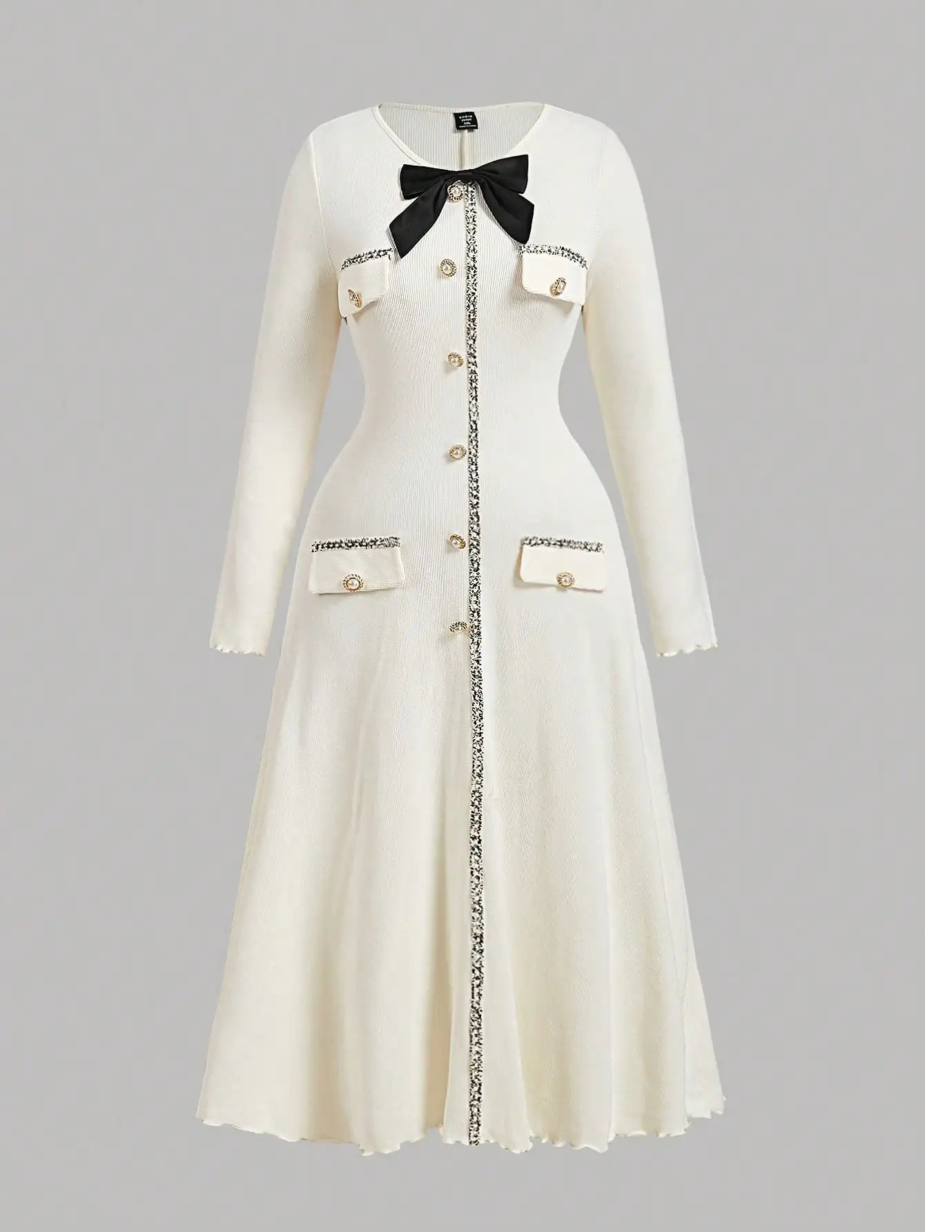Кремовое вязаное платье миди с длинными рукавами, бантом на горловине и декорированными карманами
Кремовое вязаное платье миди с длинными рукавами, бантом на горловине и декорированными карманами