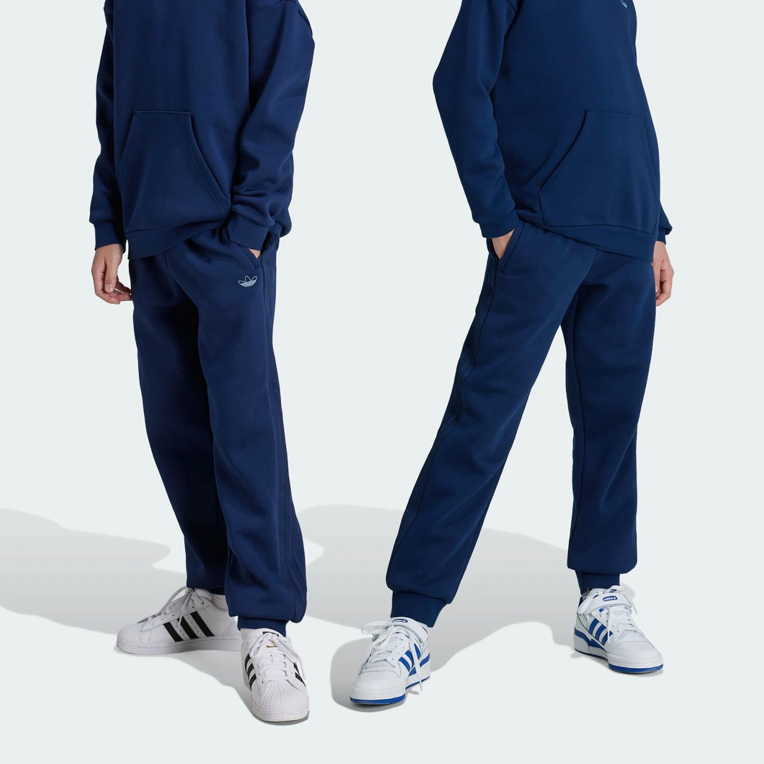 Оригинальные дышащие спортивные джоггеры Adidas Three Stripes для подростков IZ4551
Оригинальные дышащие спортивные джоггеры Adidas Three Stripes для подростков IZ4551
