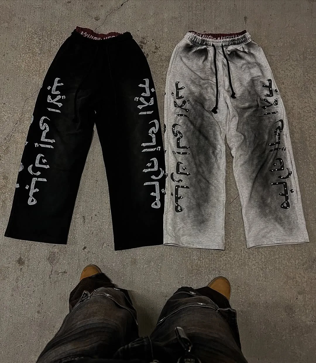 Gothic Harajuku High Street Style Studded Fake Two-Piece Drawstring Pants Fall/Winter Casual Straight-Leg Bottoms Y2K Fashion
Gothic Harajuku High Street Style Studded Fake Two-Piece Drawstring Pants Fall/Winter Casual Straight-Leg Bottoms Y2K Fashion