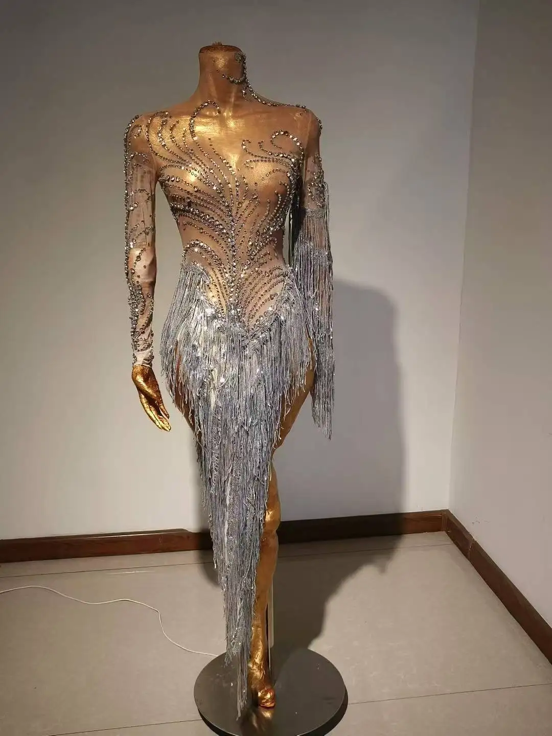 Белое жемчуг, длинное мини-платье с кисточками и блестками, фестиваль, прозрачное сетчатое асимметричное платье, одежда для танцевального шоу B289
Белое жемчуг, длинное мини-платье с кисточками и блестками, фестиваль, прозрачное сетчатое асимметричное платье, одежда для танцевального шоу B289