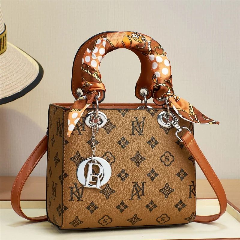 Fashion Casual Shoulder Crossbody Bags for Women High Quality Soft Leather Shopper Bag Luxury Designer Brand Handbags and Purses
Fashion Casual Shoulder Crossbody Bags for Women High Quality Soft Leather Shopper Bag Luxury Designer Brand Handbags and Purses