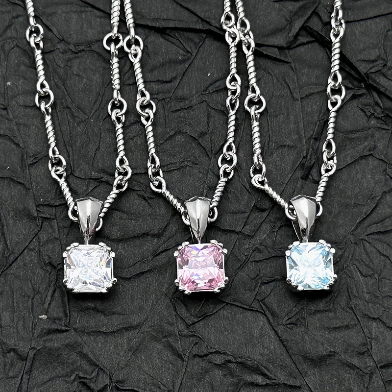 S925 sterling silver platinum colored diamond sugar cube pendant necklace men and women niche European and American personality
S925 sterling silver platinum colored diamond sugar cube pendant necklace men and women niche European and American personality