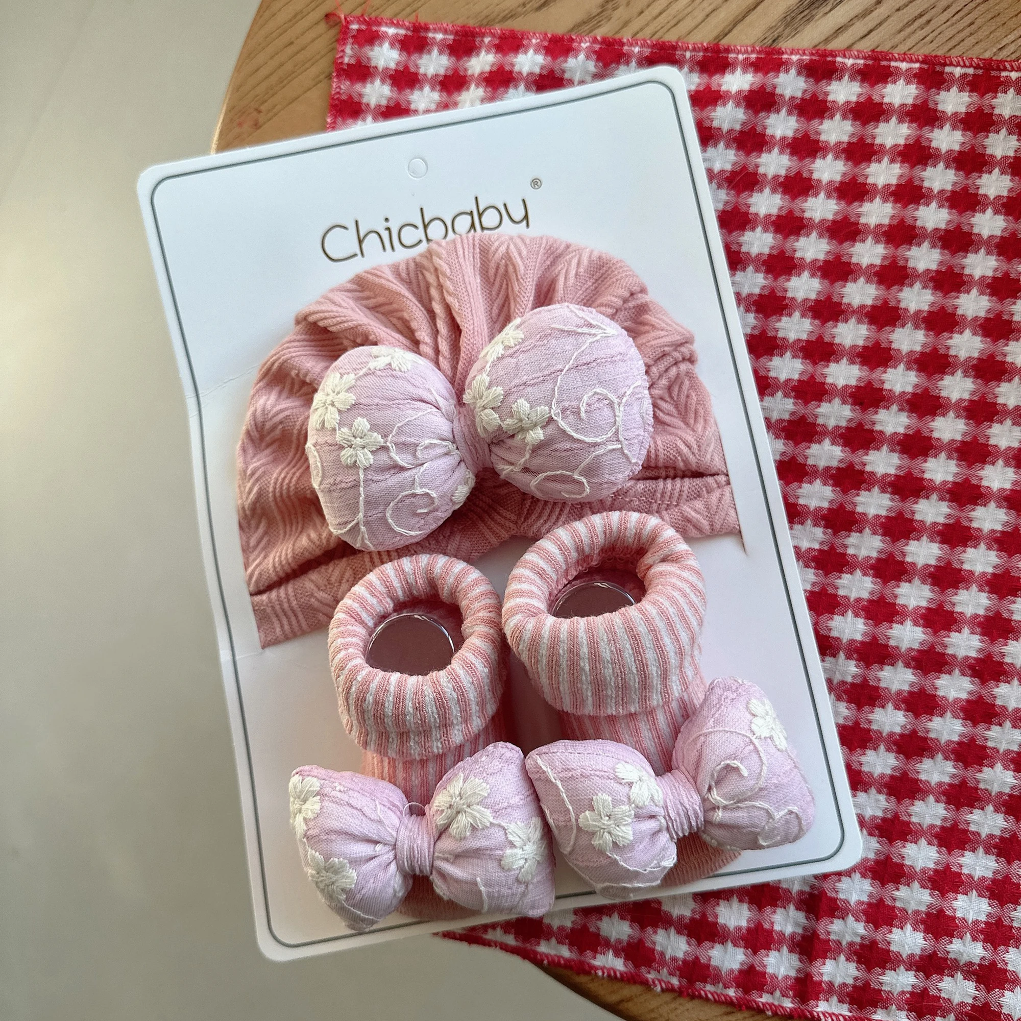 Adorable Baby Girls Booties and Headband Set with Cute Bow Detail Cozy Knitted Design Anti-slip Sole for First Steps
Adorable Baby Girls Booties and Headband Set with Cute Bow Detail Cozy Knitted Design Anti-slip Sole for First Steps