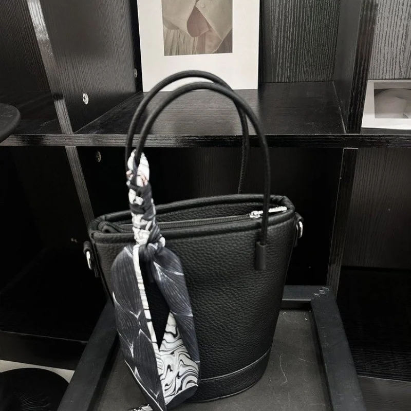 Элегантная женская сумка через плечо из натуральной кожи с модным дизайном и классическим стилем
Элегантная женская сумка через плечо из натуральной кожи с модным дизайном и классическим стилем