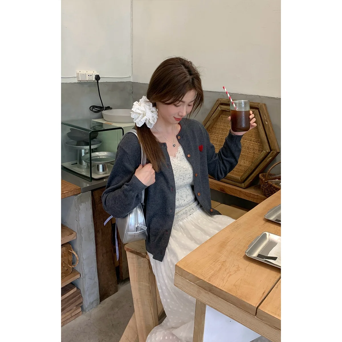 Вязаный кардиган с вышивкой в виде сердца, женский, с длинными рукавами, круглым вырезом, универсальный базовый топ Yang PaoPao для повседневной носки
Вязаный кардиган с вышивкой в виде сердца, женский, с длинными рукавами, круглым вырезом, универсальный базовый топ Yang PaoPao для повседневной носки