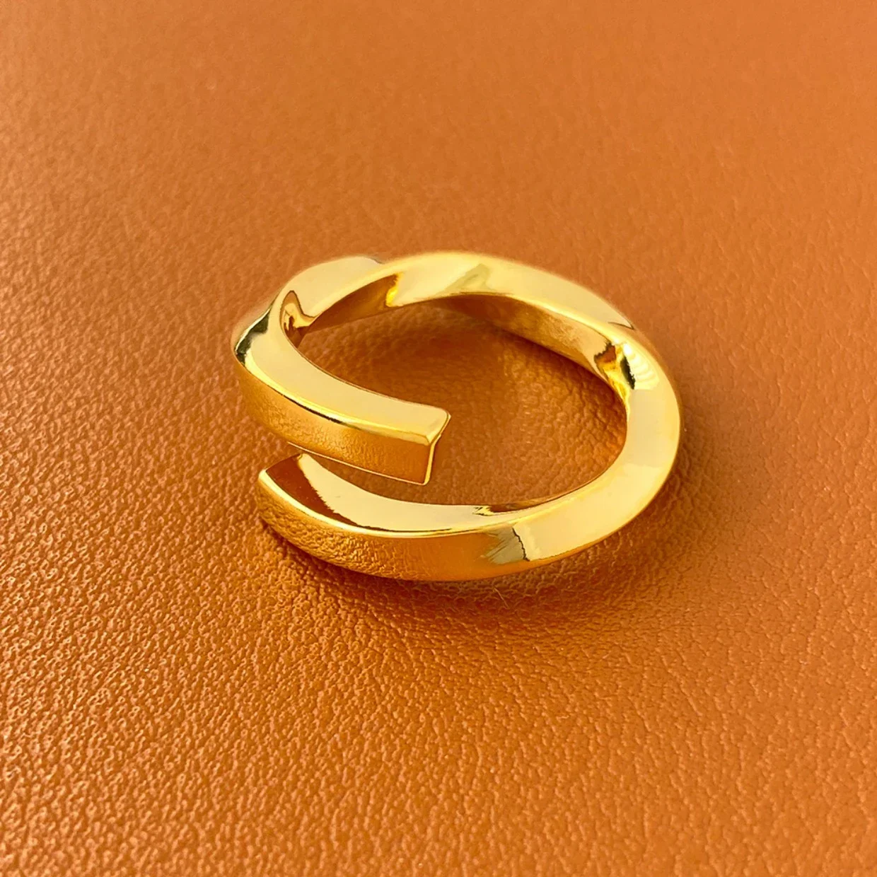 New Designer Simple Gold Twist Charm Ring Woman Europe America Jewelry Trendy
New Designer Simple Gold Twist Charm Ring Woman Europe America Jewelry Trendy