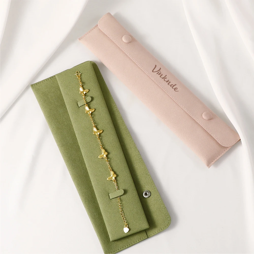 Изготовленная на заказ пуговица с тиснением логотипа, длинная цепочка, сумки для ожерелья, замшевые ювелирные изделия из микрофибры, браслет, сумки с вставкой, свадебный подарок 
Изготовленная на заказ пуговица с тиснением логотипа, длинная цепочка, сумки для ожерелья, замшевые ювелирные изделия из микрофибры, браслет, сумки с вставкой, свадебный подарок