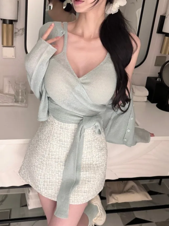 Sexy Cross Waist Bridesmaid Top And Knitted Cardigan Set for Women Stylish Korean Style Slim Fit Long Sleeve V Neck Short Coat
Sexy Cross Waist Bridesmaid Top And Knitted Cardigan Set for Women Stylish Korean Style Slim Fit Long Sleeve V Neck Short Coat