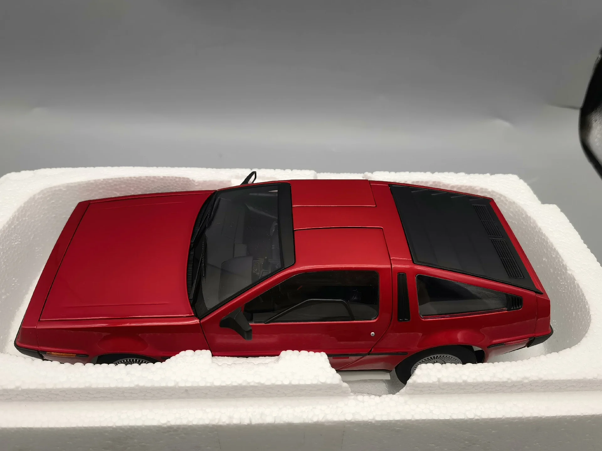 Autoart 1:18 DeLorean DMC-12 Red Simulation Limited Edition All Open Alloy Metal Static Car Model Toy Gift
Autoart 1:18 DeLorean DMC-12 Red Simulation Limited Edition All Open Alloy Metal Static Car Model Toy Gift