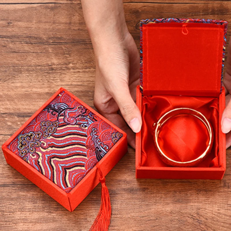 Chinese Style Jewelry Packaging Brocade Box Small Handle Storage Box Buddha Bead Bracelet Display Box
Chinese Style Jewelry Packaging Brocade Box Small Handle Storage Box Buddha Bead Bracelet Display Box