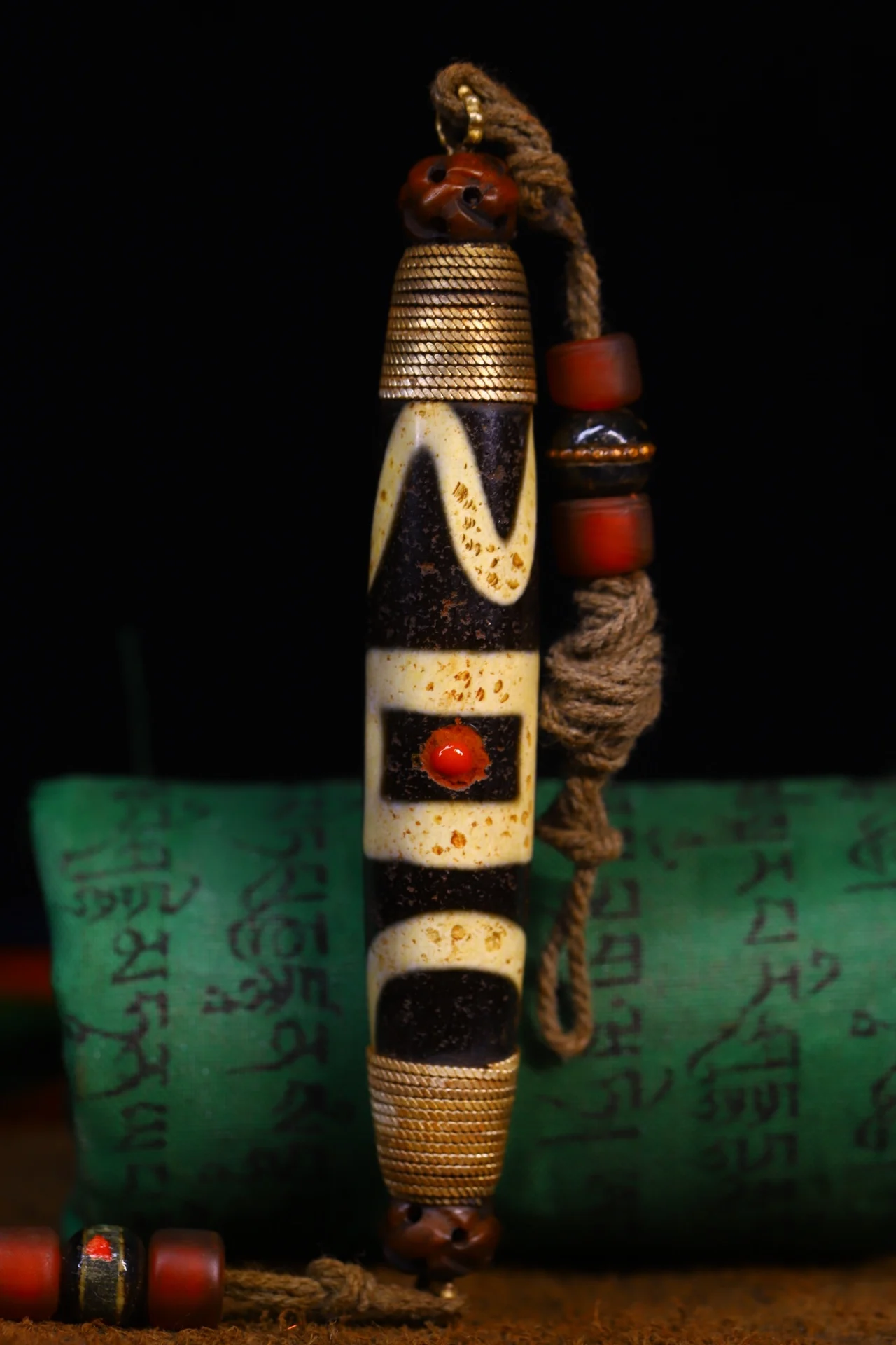 4"Tibetan Temple Collection Old Natural Agate mosaic gem Dzi Beads Sanskrit nine eyeballs Amulet pendant Town house Exorcism
4"Tibetan Temple Collection Old Natural Agate mosaic gem Dzi Beads Sanskrit nine eyeballs Amulet pendant Town house Exorcism