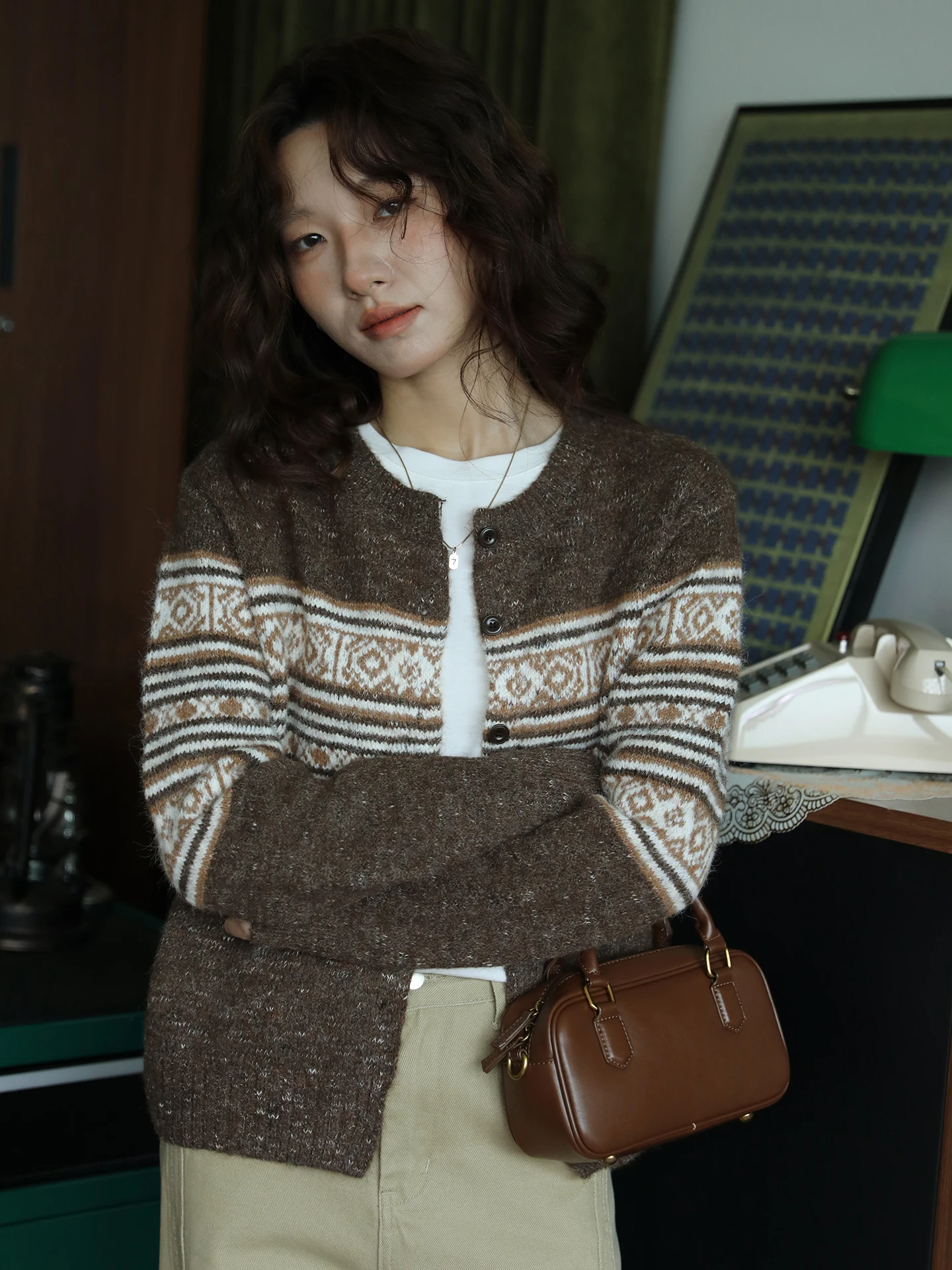 Retro Knitted Open Cardigan Sweater Women's round Ne Loose Fit Handmade Mixed Yarn Floral Pattern Single Button Autumn Winter
Retro Knitted Open Cardigan Sweater Women's round Ne Loose Fit Handmade Mixed Yarn Floral Pattern Single Button Autumn Winter