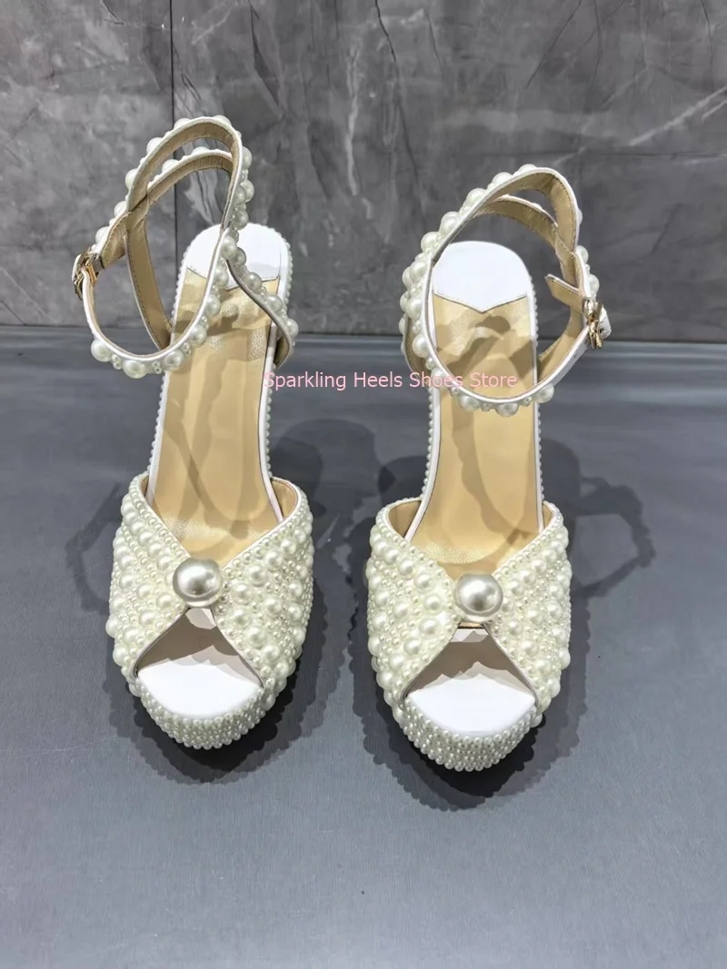 Изящные женские вечерние свадебные сандалии с жемчугом, туфли на тонком высоком каблуке и платформе, женские сандалии с пряжкой и ремешком на щиколотке, с открытым носком
Изящные женские вечерние свадебные сандалии с жемчугом, туфли на тонком высоком каблуке и платформе, женские сандалии с пряжкой и ремешком на щиколотке, с открытым носком