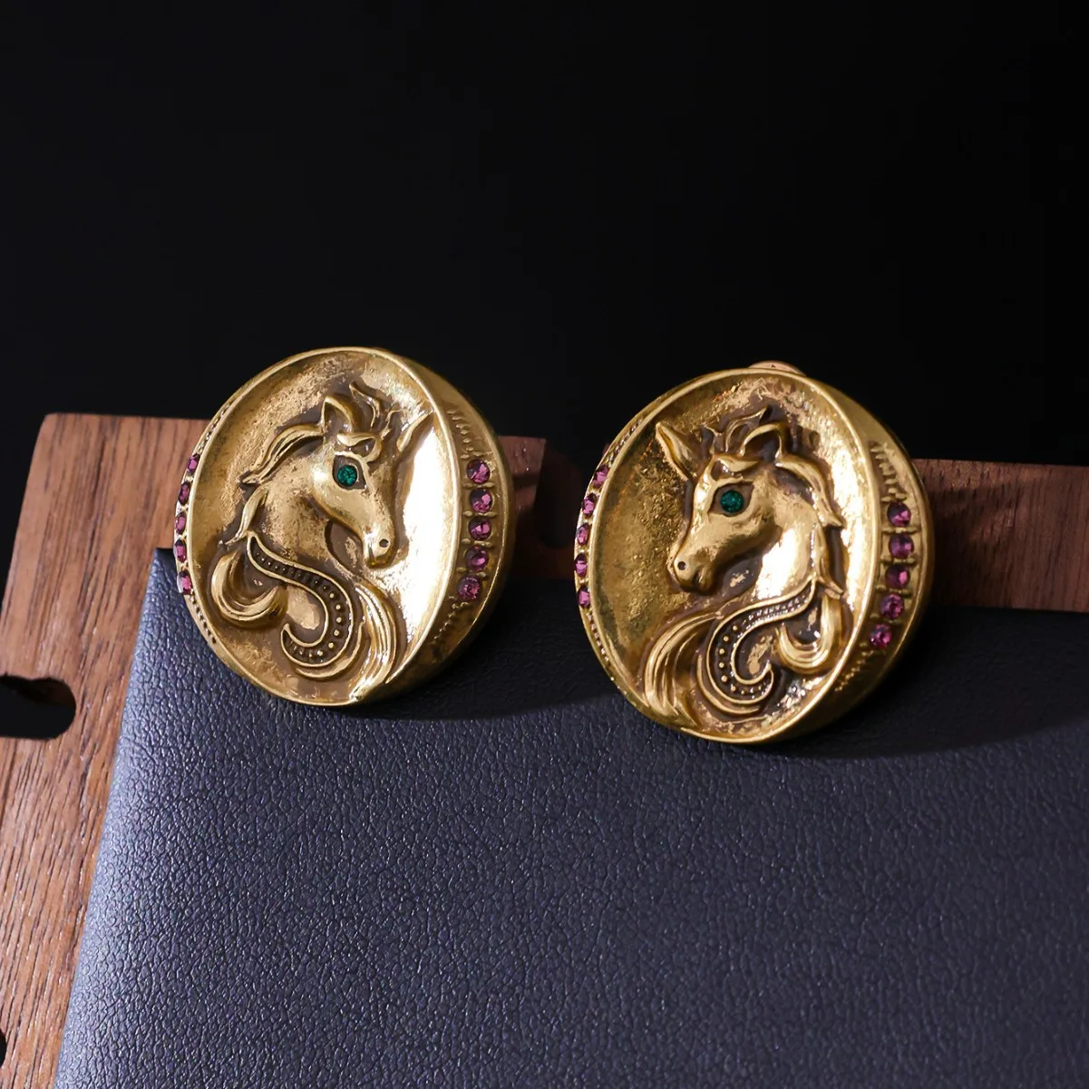 AETEEY Vintage Horse Head Badge Drop Earrings 18K Gold Plated Retro Rhinestone Ear Jewelry Unique Stylish Versatile Earrings
AETEEY Vintage Horse Head Badge Drop Earrings 18K Gold Plated Retro Rhinestone Ear Jewelry Unique Stylish Versatile Earrings