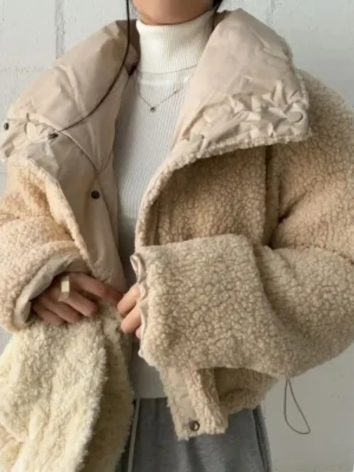 Korean Style Double-Sided Wear Lamb Fur Cotton Jacket Women's Winter Fashion Short Stylish Cotton Coat Top for Small Figures
Korean Style Double-Sided Wear Lamb Fur Cotton Jacket Women's Winter Fashion Short Stylish Cotton Coat Top for Small Figures