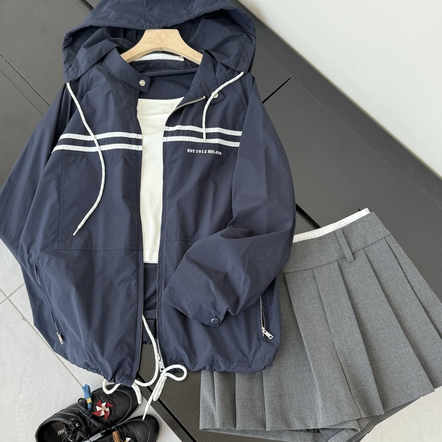 Reversible Nylon Short Jacket Women's Retro Style Hunting Coat Lightweight Waterproof Hat Included Autumn Fashion Ladies' Out...
Reversible Nylon Short Jacket Women's Retro Style Hunting Coat Lightweight Waterproof Hat Included Autumn Fashion Ladies' Out...