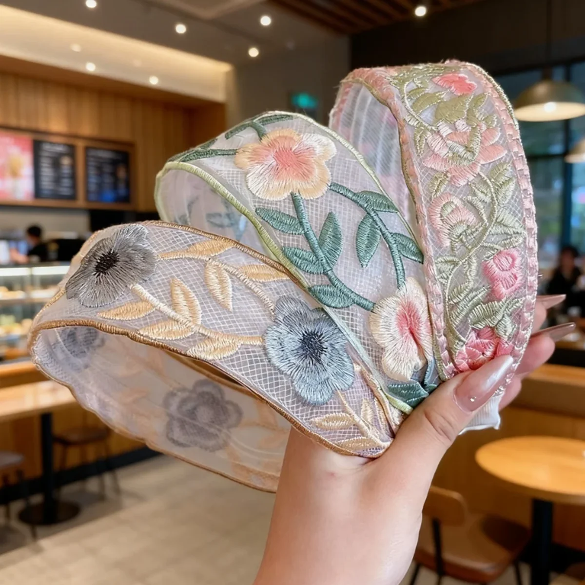Elegant French-Style Embroidered Floral Wide-Brimmed Headband for Women, Suitable for Summer Outings, Beach Decorations, and Can Also Be Worn Daily for Casual Wear
Elegant French-Style Embroidered Floral Wide-Brimmed Headband for Women, Suitable for Summer Outings, Beach Decorations, and Can Also Be Worn Daily for Casual Wear