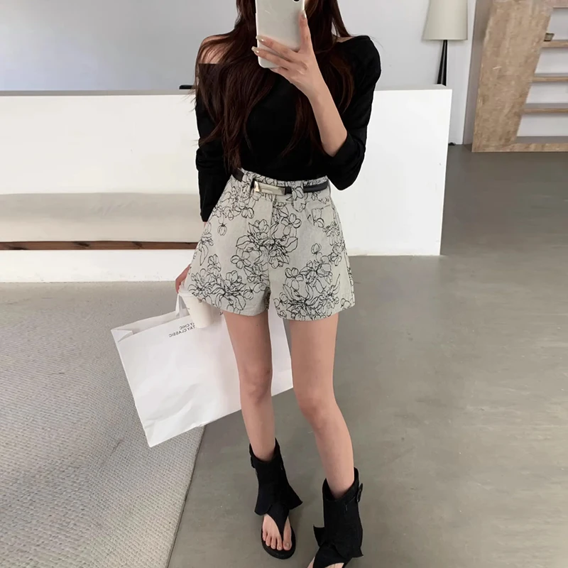 American-Style Niche Jacquard Fabric High-Waisted Denim Shorts for Women, New Summer Style, Loose-Fitting, Spicy Girl A-Line Wide-Leg Hot Pants
American-Style Niche Jacquard Fabric High-Waisted Denim Shorts for Women, New Summer Style, Loose-Fitting, Spicy Girl A-Line Wide-Leg Hot Pants