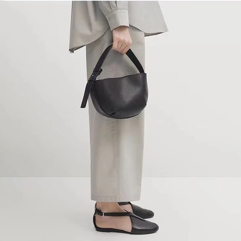 MOOQDAAX 2026 New Women's fashion bags Genuine Leather Retro Casual Shoulder Crossbody Cowhide Simple Half Moon hand bags
MOOQDAAX 2026 New Women's fashion bags Genuine Leather Retro Casual Shoulder Crossbody Cowhide Simple Half Moon hand bags