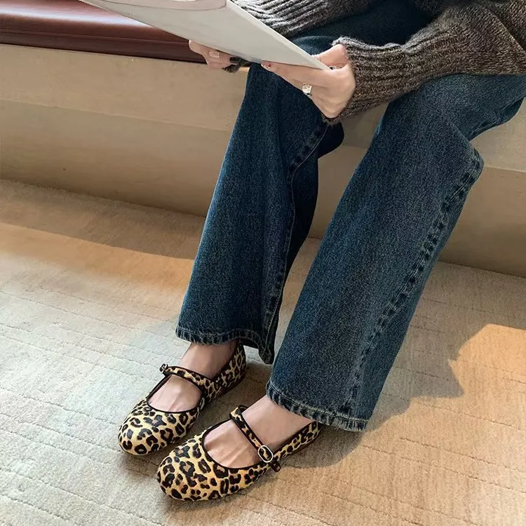 Роскошные брендовые дизайнерские замшевые туфли Мэри Джейн с леопардовым принтом, женские балетки с металлической пряжкой на ремне, нескользящая мягкая подошва, легкие уютные балетки на плоской подошве
Роскошные брендовые дизайнерские замшевые туфли Мэри Джейн с леопардовым принтом, женские балетки с металлической пряжкой на ремне, нескользящая мягкая подошва, легкие уютные балетки на плоской подошве
