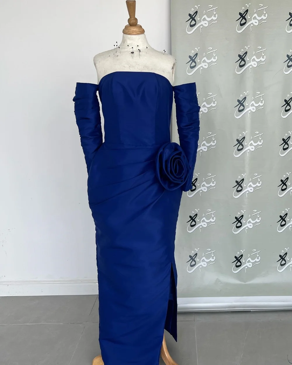 Customized Modern Style Retro Handmade Flower Pleat Ruched Straight Off-the-shoulder Long Dresses Bespoke Occasion Dresses Sexy
Customized Modern Style Retro Handmade Flower Pleat Ruched Straight Off-the-shoulder Long Dresses Bespoke Occasion Dresses Sexy