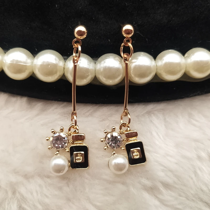 Enamel cute number 5 word perfume bottle earrings handmade cute girl gift earrings pearl perfume bottle earrings
Enamel cute number 5 word perfume bottle earrings handmade cute girl gift earrings pearl perfume bottle earrings