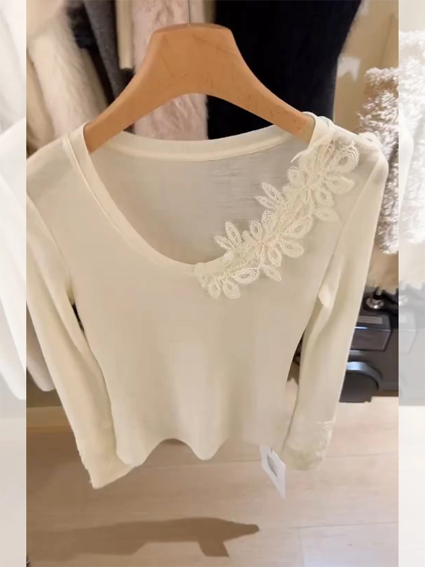 Женская трикотажная базовая кофта Ele V-Ne с длинным рукавом, осенне-зимняя, приталенная, утягивающая, с цветочным узором и декоративными элементами
Женская трикотажная базовая кофта Ele V-Ne с длинным рукавом, осенне-зимняя, приталенная, утягивающая, с цветочным узором и декоративными элементами