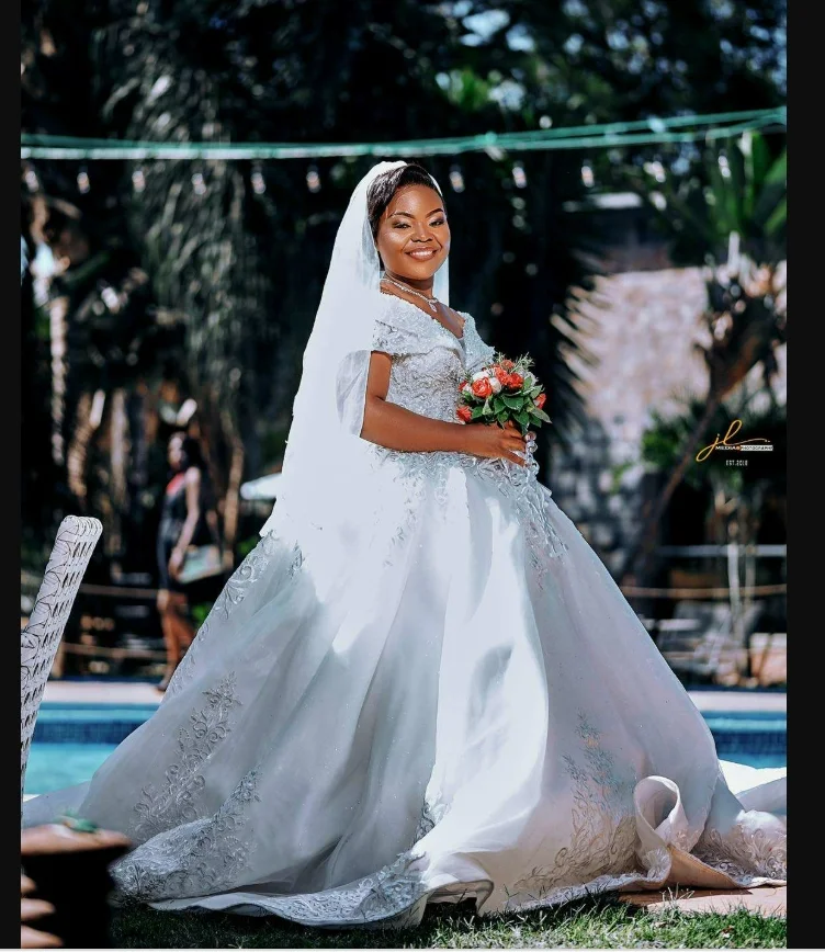 Customized Off the Shoulder Shinny Sequins Embroidery A-line Wedding Dress Robe De Mariée Elegant Plus Size Bridal Gown
Customized Off the Shoulder Shinny Sequins Embroidery A-line Wedding Dress Robe De Mariée Elegant Plus Size Bridal Gown