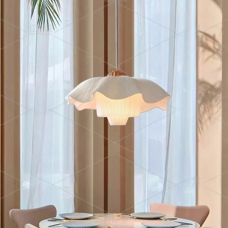 Подвесной светильник во французском кремовом стиле, светильник для столовой, роскошная высококачественная люстра для гостиной, спальни, креативное тканевое освещение
Подвесной светильник во французском кремовом стиле, светильник для столовой, роскошная высококачественная люстра для гостиной, спальни, креативное тканевое освещение