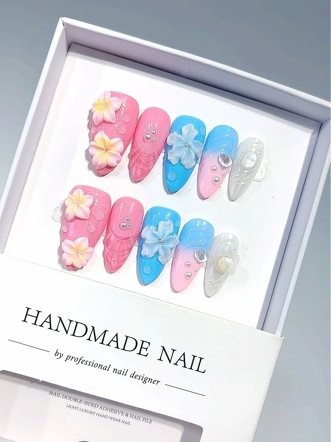 Накладные ногти цвета пастельной розовой и голубой плюмерии — 3D-цветы с жемчужным акцентом, ореховой формы, ручной работы для женщин (D630)
Накладные ногти цвета пастельной розовой и голубой плюмерии — 3D-цветы с жемчужным акцентом, ореховой формы, ручной работы для женщин (D630)