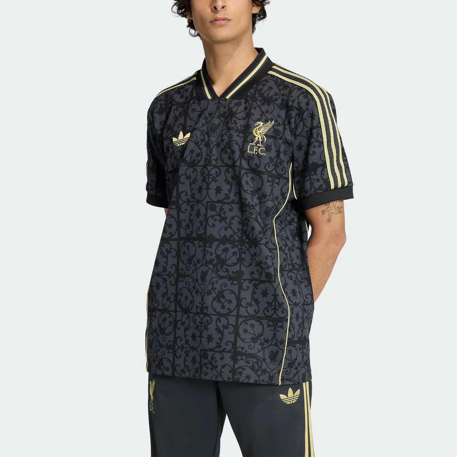 Adidas genuine Trefoil Men's V-neck Embroidered Soccer Short Sleeve JW5462
Adidas genuine Trefoil Men's V-neck Embroidered Soccer Short Sleeve JW5462